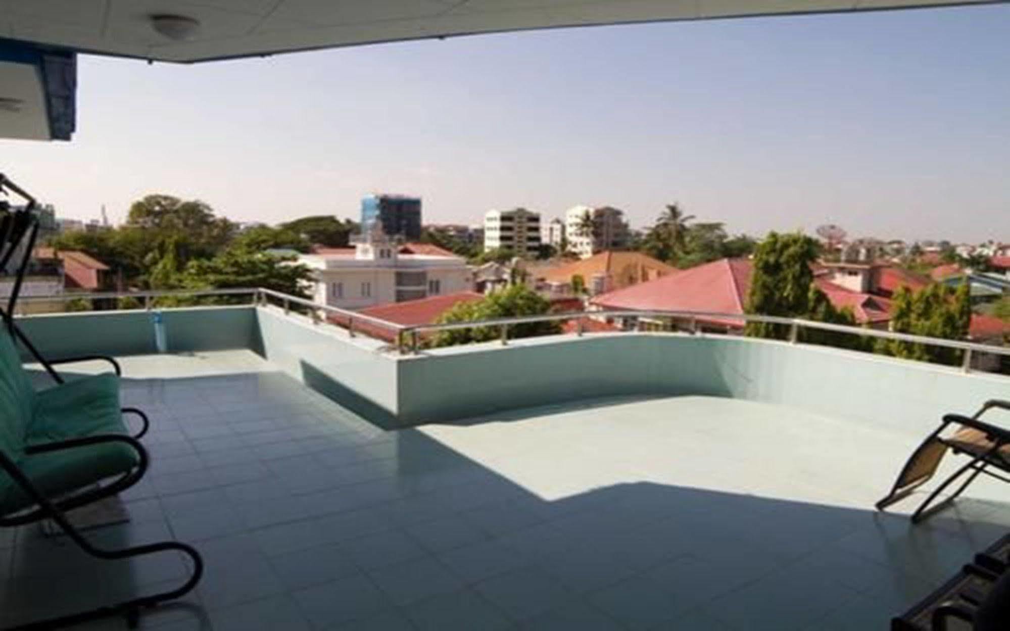 Majesty Hotel Yangon Bagian luar foto