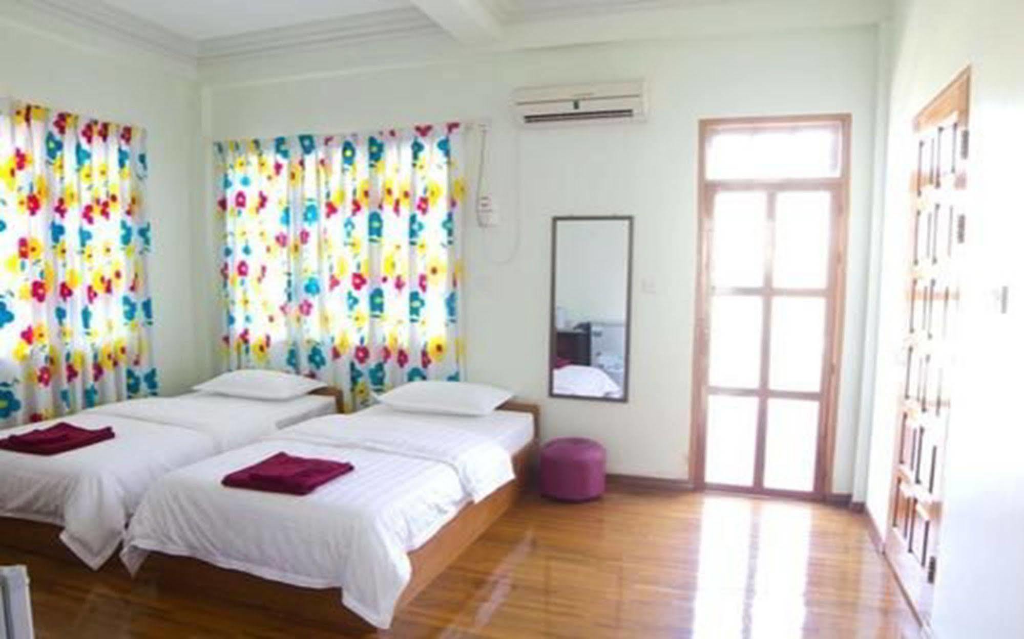 Majesty Hotel Yangon Bagian luar foto