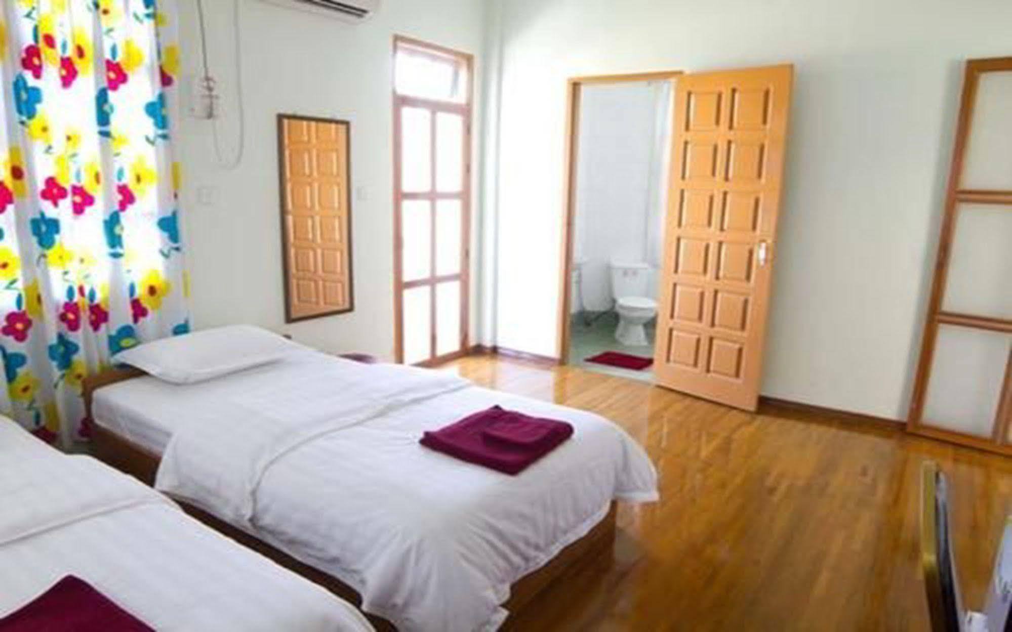 Majesty Hotel Yangon Bagian luar foto