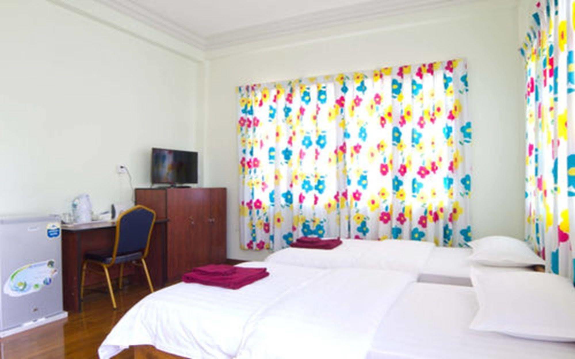 Majesty Hotel Yangon Bagian luar foto